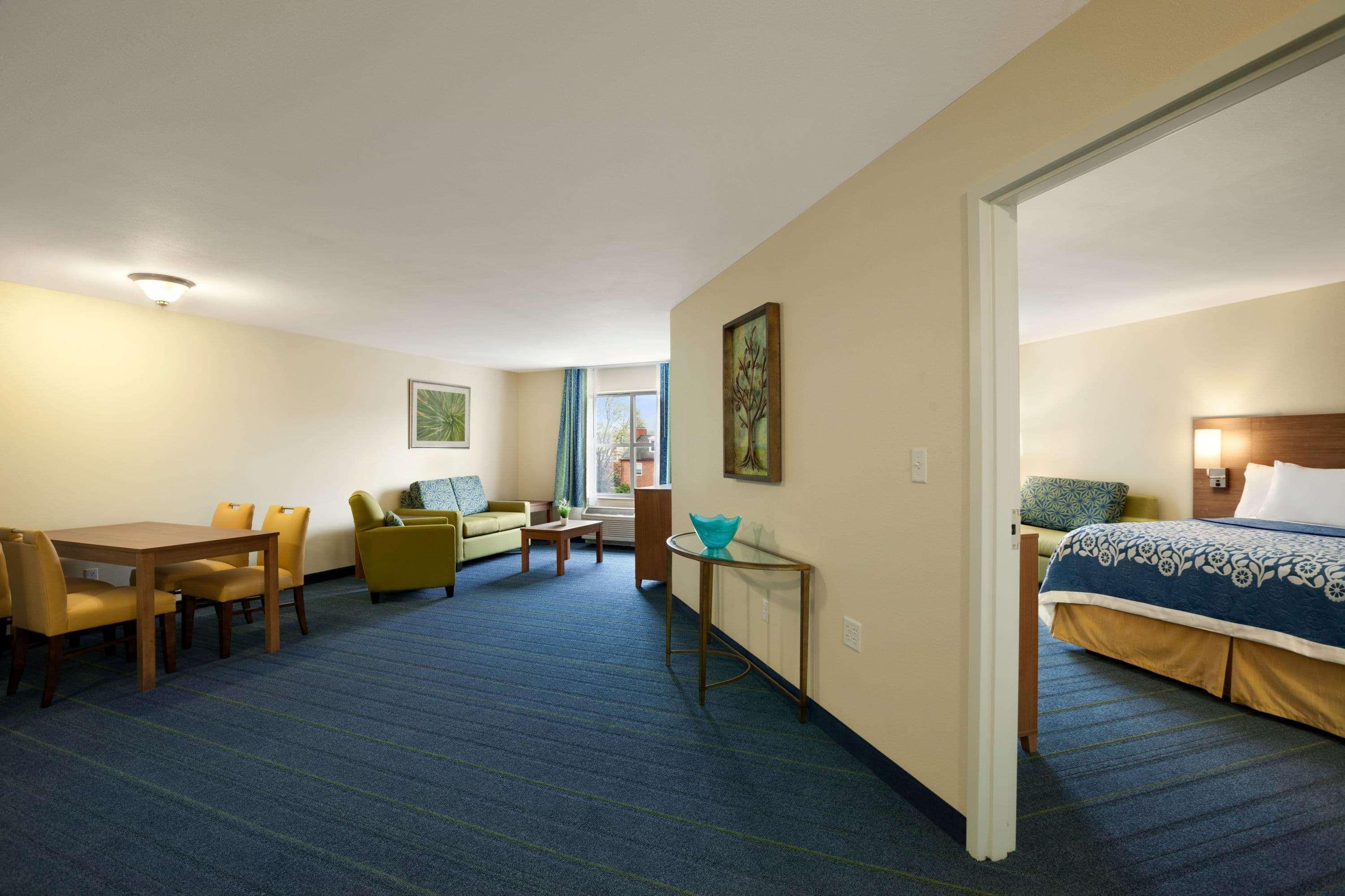 Days Inn & Suites By Wyndham Altoona Esterno foto